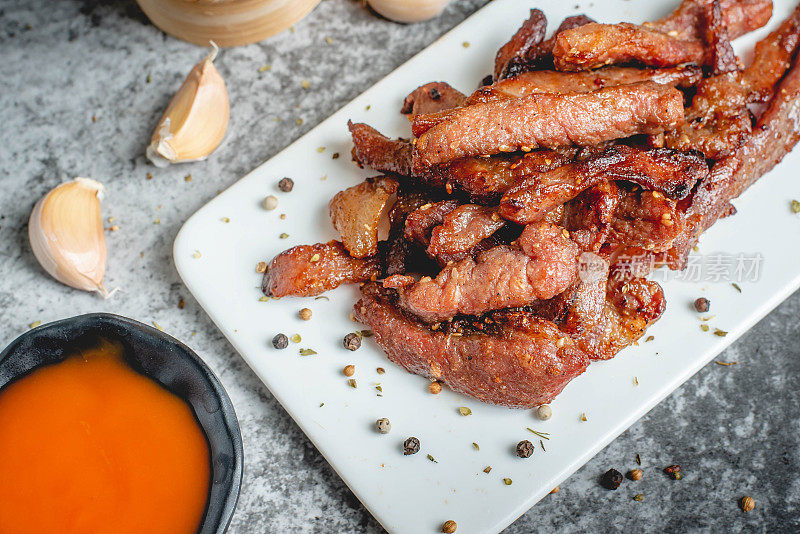 油炸晒干猪肉(Moo dad dow)，泰国食物